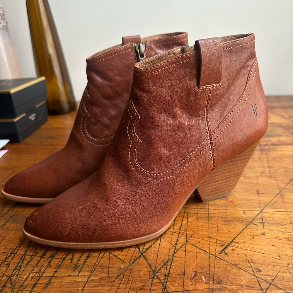 FRYE Reina Cognac Leather Stitch Detail Wooden Stacked Heel Western Booties 10